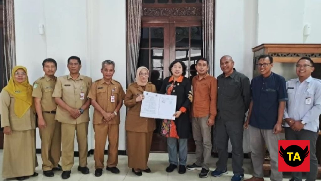 Pj Bupati Serahkan Dana Pemilu Rp 51 Miliar ke KPU Lumajang Jawa Timur