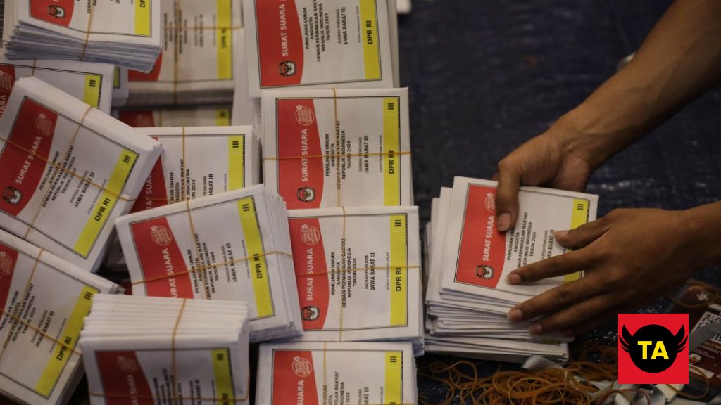 Polisi Kawal Ketat Proses Pelipatan Surat Suara Pemilu 2024 di Lumajang Jawa Timur
