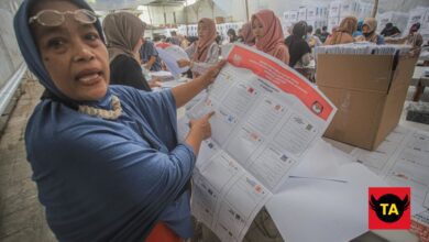 Ratusan Lembar Surat Suara Pemilu 2024 di Jember Rusak Saat Penyortiran